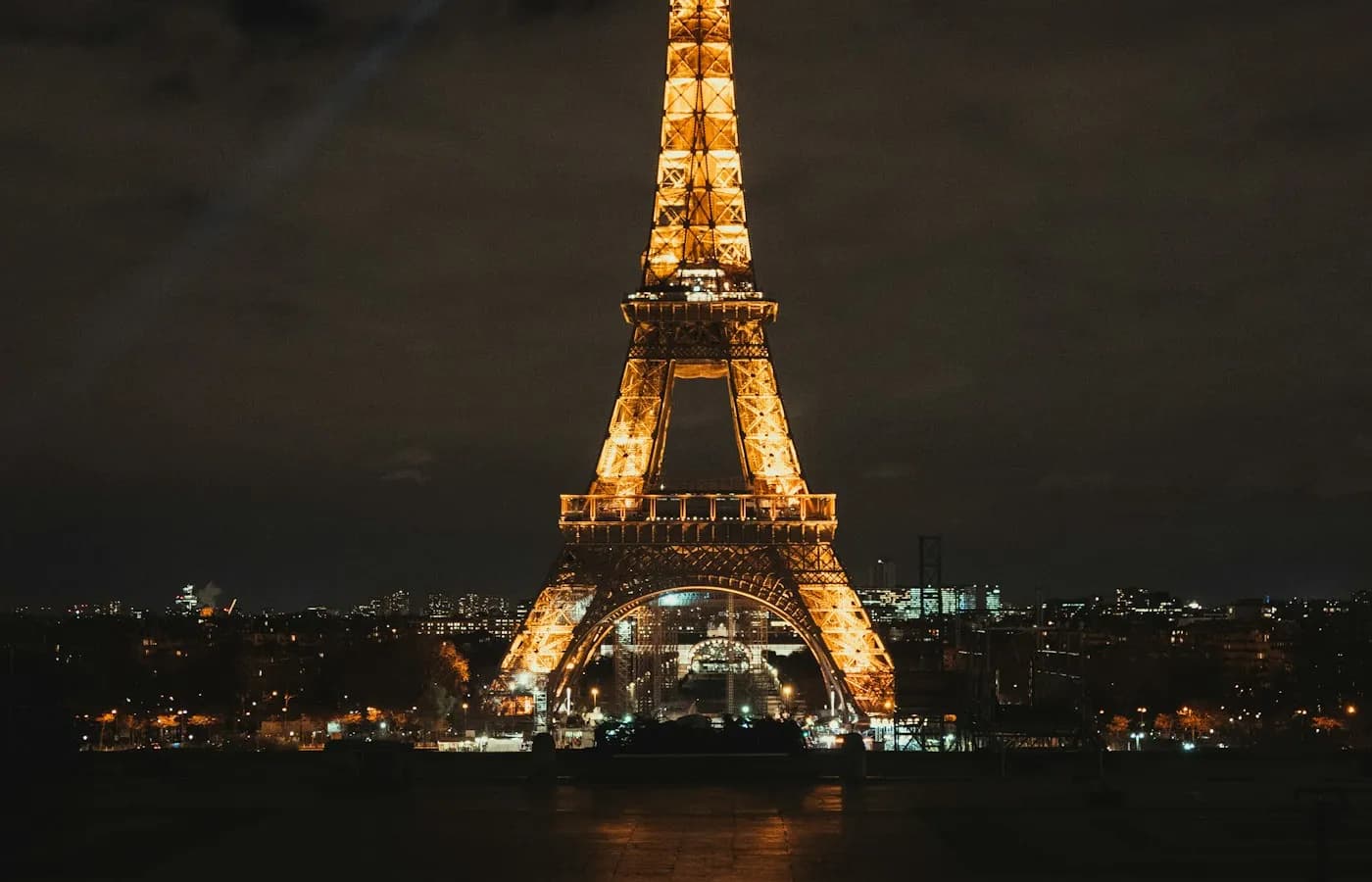 Tour Eiffel illuminee — Désinfection Paris 7e